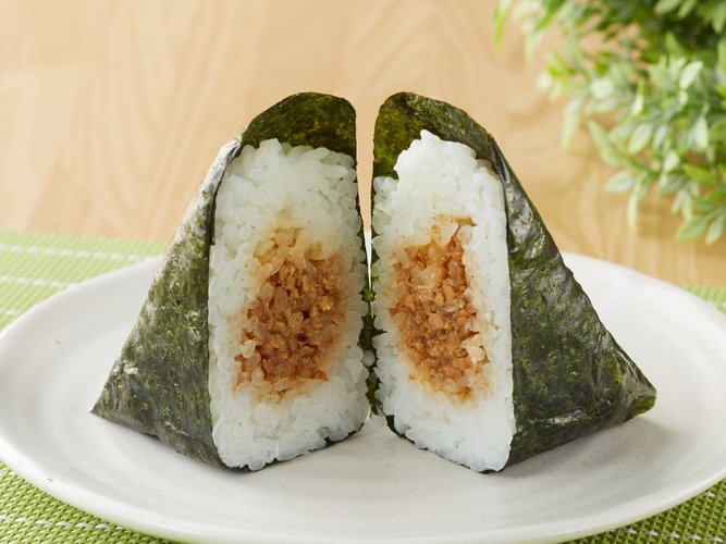 出所：ミニストップ「味の秘訣はごま油 『手巻鶏そぼろ』豚生姜に甘めのたれが絶妙『でかむすび 豚生姜マヨネーズ』6月25日（火）新発売」