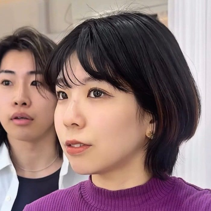 「硬くて毛量が多い」ことに悩む女性がマッシュショートに。ボリュームを抑えたすっきりスタイルに印象チェンジ