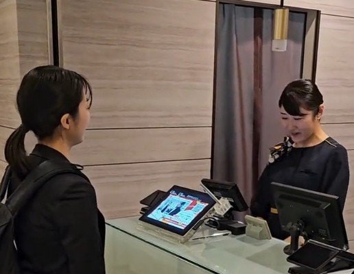 駅や観光地近くの店舗の多いホテルにありがち？チェックイン時の失敗談に「わかる」「やったことある」