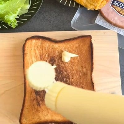 「絶対にうまいやつ」かぶりつきたくなる【サンドイッチ弁当】ハムも卵焼きも分厚くて美味しそう！