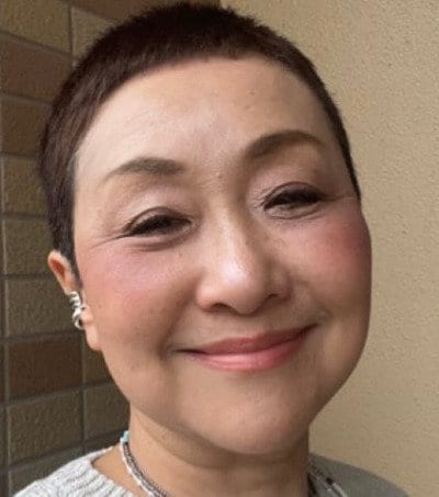 【64歳マダム】ポジティブオーラ全開の〈雨の日コーデ〉がおしゃれ　鮮やかなブルーとイエローでパッと明るい雰囲気に