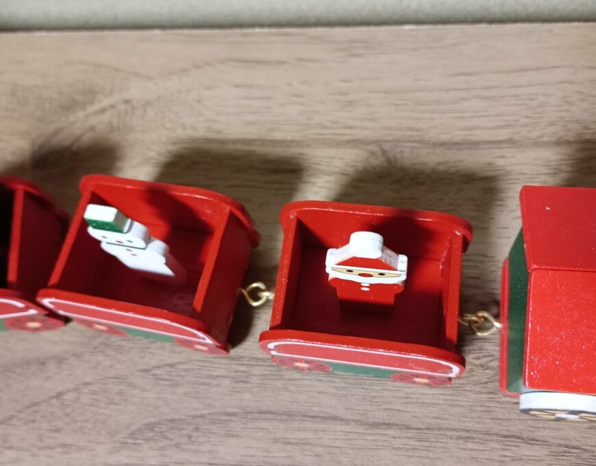 筆者撮影（ダイソー、クリスマス機関車（A））