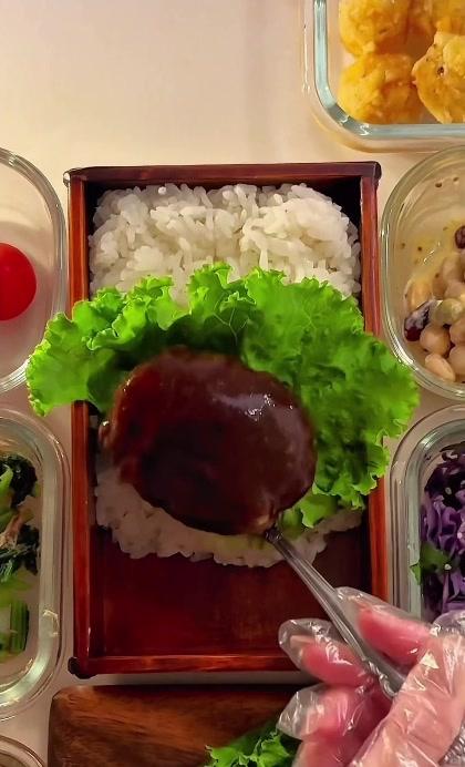 【ハンバーグ弁当】作れば家族がすぐに集まるという、ソースをまとったハンバーグが主役の一箱