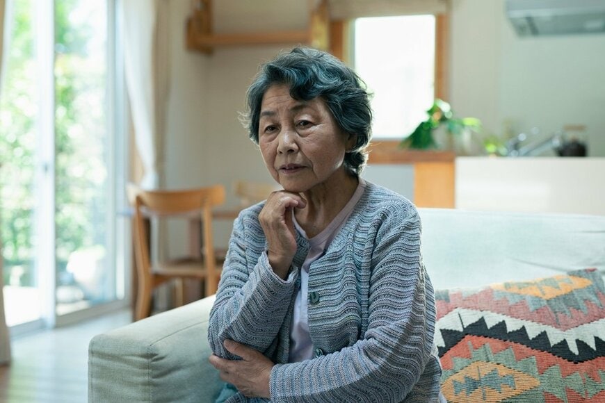 老後、年金だけで生活できないシニア世帯は「ふつう」なの？？「年金月額ー生活費」は赤字に…