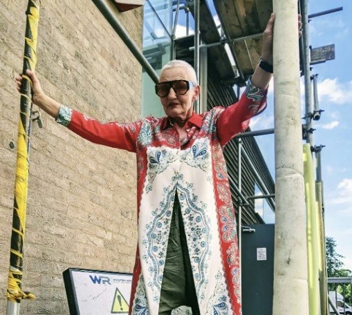 「ペイズリー柄シャツワンピース」の着こなしがおしゃれ！海外マダムの洗練された〈個性派コーデ〉がスタイリッシュでかっこいい！