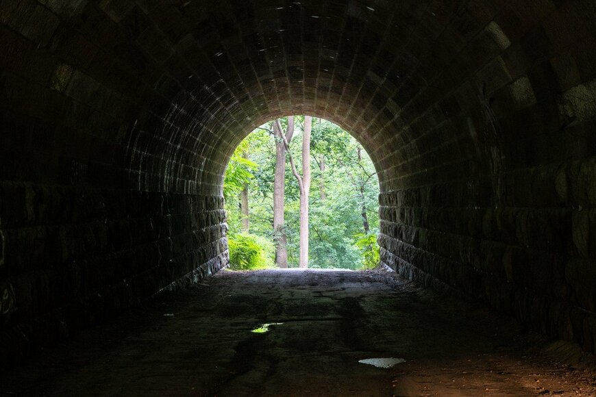 【兵庫県】暗闇に包まれたトンネルで撮影された写真が話題　「サスペンスドラマ」のような光景に思わず目を疑う