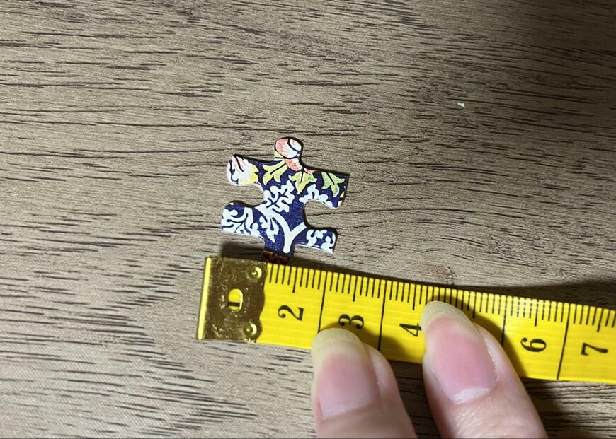 セリア、ジグソーパズル 200 ピース いちご泥棒・クレイ商品ピースサイズ計測画像、筆者撮影