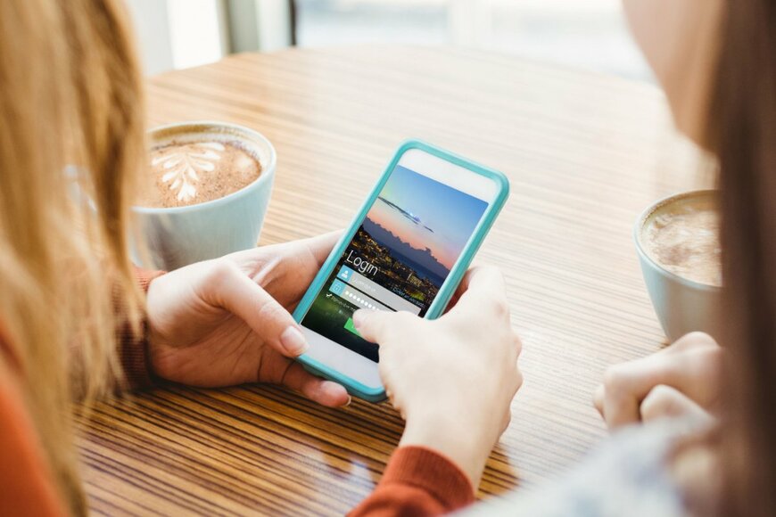 スマートフォンを操作している女性