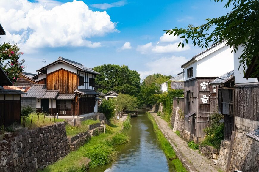 白壁の町家が連なる「八幡堀」