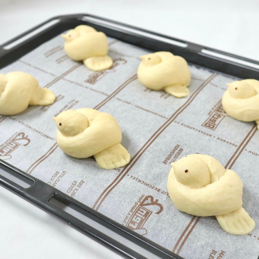 焼く前の小鳥のロールパン
