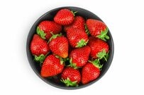 冷蔵庫から「苺泥棒」をした2歳児に目を疑う　あまりにも「貫禄のある立ち姿」に笑ってしまう