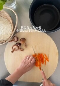 【炊き込みご飯弁当】秋の味覚が香る！焼き鮭と彩りおかずを詰めた華やかな一箱