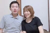 【33歳差カップル】ラブラブすぎる「おうち時間」　25歳彼氏に寄りかかる58歳彼女の微笑ましい日常にホッコリ