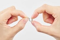 わずか約0.1gで、耐荷重は約1kg！シンプルを極めた「プッシュピン」がオシャレすぎ。使い方無限大！