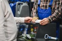 脳がバグってしまう「イエローハットの店内」が話題に　まさかの光景に「どこが床？」「トリックルーム」