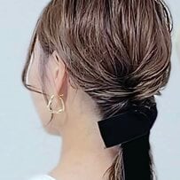 【2分でできちゃう】クラップカフで華やかに！左右にずらしたくるりんぱの「ポニーテールヘアアレンジ」ふんわり可愛い大人のまとめ髪に「これならできそう！」の声