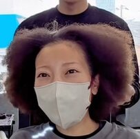 【こんなに変わる？】アフロの女性が脱パーマに挑戦！美人すぎる大変身に「奇跡だね」