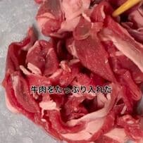 牛肉や野菜がたっぷり入った「キンパ」の断面が綺麗！　オクラのおかか和えやハムたまごなどの副菜もギュッと詰まって、カラフルな見栄えのお弁当が完成