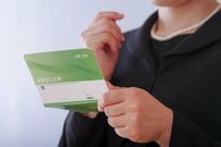 【元銀行員が解説】銀行に死亡届を提出して「口座凍結」される前に「ATMでお金を引き出す」のはNGなの？バレる？