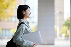 【年収の壁】12月の年末調整から変わる。19歳以上23歳未満の子を扶養する親の控除が満額になる給与収入は「159万円以下」に引き上げへ