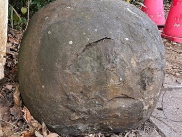茨城県にある「幸運の丸い石」 石の横に立てられた〈看板の文言