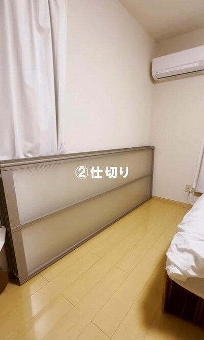 何もなかったベッド脇の壁際スペース