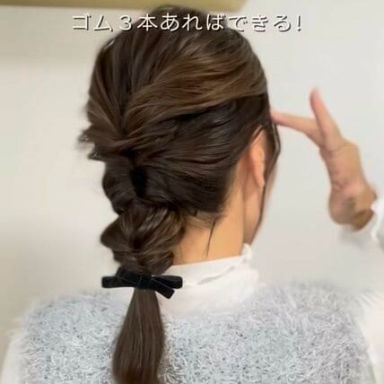 【3分ヘア】くるりんぱ3回するだけ！ゴム2本で簡単「編み下ろし風ヘア」　“編み込みなし”で大人可愛く仕上がる華やかまとめ髪