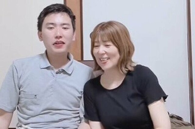 【33歳差カップル】ラブラブすぎる「おうち時間」　25歳彼氏に寄りかかる58歳彼女の微笑ましい日常にホッコリ