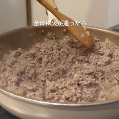28歳会社員女性が作るチーズたっぷりの「ドリア弁当」が1食あたり180円で完成！ホワイトソースとミートソースを手際よく作る様子にも見入ってしまう
