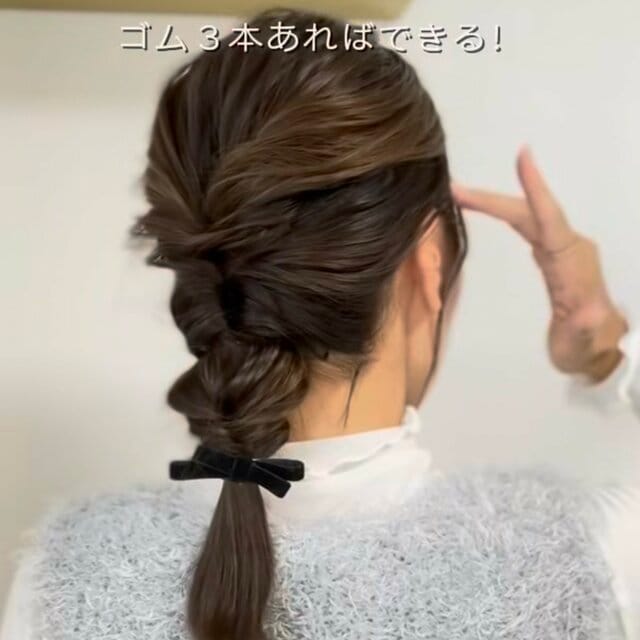 【3分ヘア】くるりんぱ3回するだけ！ゴム2本で簡単「編み下ろし風ヘア」 “編み込みなし”で大人可愛く仕上がる華やかまとめ髪