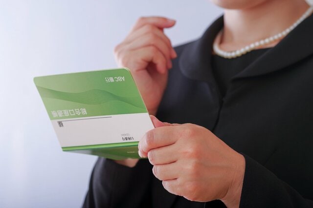 【元銀行員が解説】銀行に死亡届を提出して「口座凍結」される前に「ATMでお金を引き出す」のはNGなの？バレる？