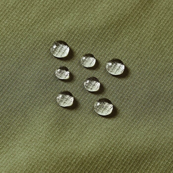 撥水加工が施されているため、外出先での急な小雨や汚れにも対応可能