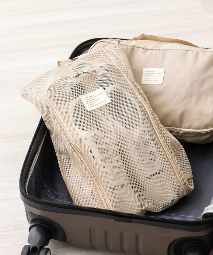 旅行など持ち運びに便利な、持ち手付きの靴専用のメッシュケース