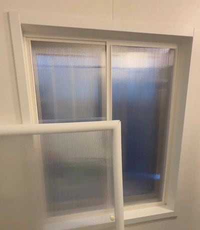 【寒さ対策DIY】中空ポリカボード・アルミテープ・保温チューブ・すき間テープで...→お風呂に〈はめ込み式内窓〉を作る！