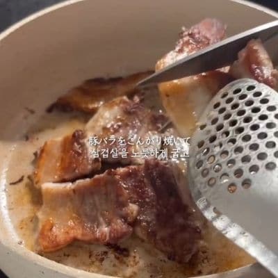 【夫弁当】こんがり焼いたお肉に甘辛タレを絡めた「帯広風豚丼」のお弁当がボリューム満点！野菜の副菜やゆで卵を丁寧に詰める様子にも見惚れてしまう