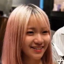 「おさらばします」5年ぶりのバッサリカットを希望のロングヘア女性…顎下ライン“切りっぱなし”の大人可愛い「ピンクボブ」にスタイルチェンジ！
