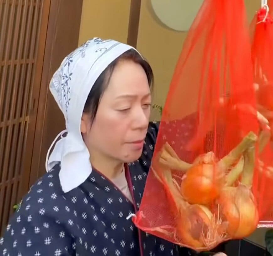 【昭和の台所】“自家製乾燥玉ねぎ”で作る特製料理に賞賛続出「めっちゃおいしそう」