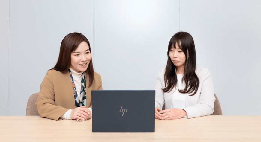 HP eSIM Connect対応の最新PCを体験する篠田氏と宮野編集長