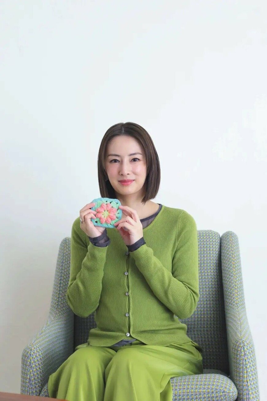 出所：株式会社主婦と生活社『いま、空前の編み物ブーム！ ハンドメイド大好きの北川景子さんが人気手芸雑誌「コットンタイム」3月号（2/6発売）で、人気のかぎ針編みに挑戦！ かぎ針を持つのも初めてなのに、花モチーフ編みを見事に完成！』