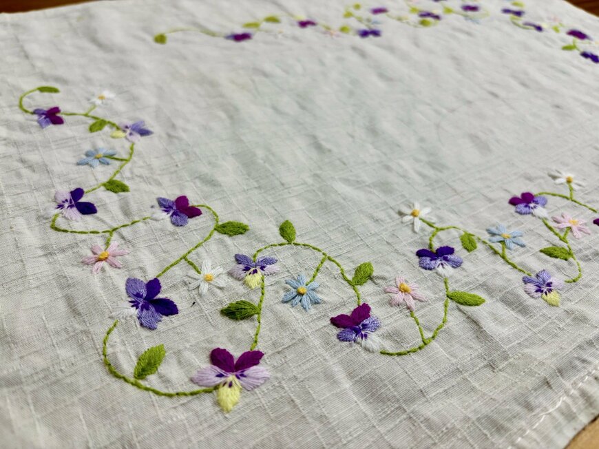 パンジーの刺繍も素敵