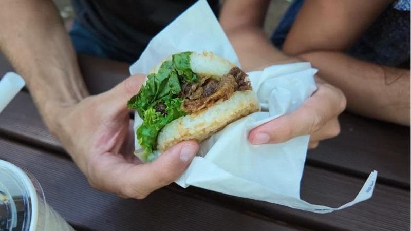 パンの代わりにご飯で具を挟んだライスバーガー