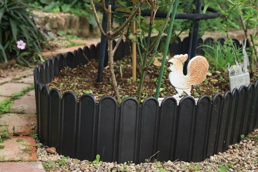 コメリのオリジナル商品、土と芝のボーダーシートで作られたレイズドベッド花壇