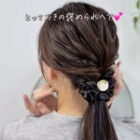 【ヘアゴム2本だけ】くるりんぱでできる！時短＆簡単「秋のポニーテールヘアアレンジ」 いつものまとめ髪にひと手間加えておしゃれ見え