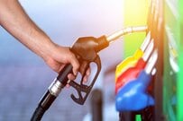 【2025年12月末にガソリン暫定税率廃止へ】ガソリン補助金、次は11月27日に引き上げ！「最大で25円/L」に！