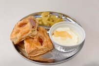 「1枚約65g」「非常に軽い」セリア110円仕切りステンレスプレート「キャンプ用が普段使いに」