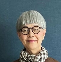 【70代マダム】初夏の「白パンツ」コーデが爽やか！センスが光る組み合わせに「涼しげでいいですね」「ホンマにイカしてる」の声