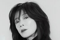60歳 中森明菜 ワンちゃんを抱き笑顔の最新ショット！雑誌の美麗写真に「素敵すぎ」「凛として美しい」「爆ビジュ」の声
