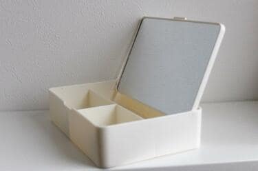 セリア】「収納BOX付きミラー横型」が便利。小物整頓の強い味方