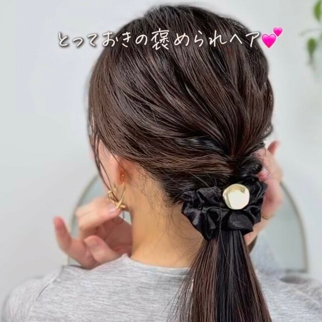 【ヘアゴム2本だけ】くるりんぱでできる！時短＆簡単「秋のポニーテールヘアアレンジ」 いつものまとめ髪にひと手間加えておしゃれ見え