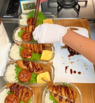 【やる気20％弁当】忙しい会社員主婦が作る揚げ物弁当がとても豪華！ごはんが見えないほどおかずたっぷりで大満足の仕上がりに
